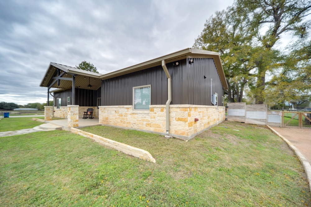 Texas Wine Country Home on 3 Acres! view 4