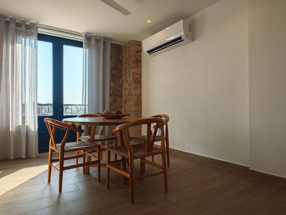 w Grandiose 1BR w Balcony in Casco Viejo
