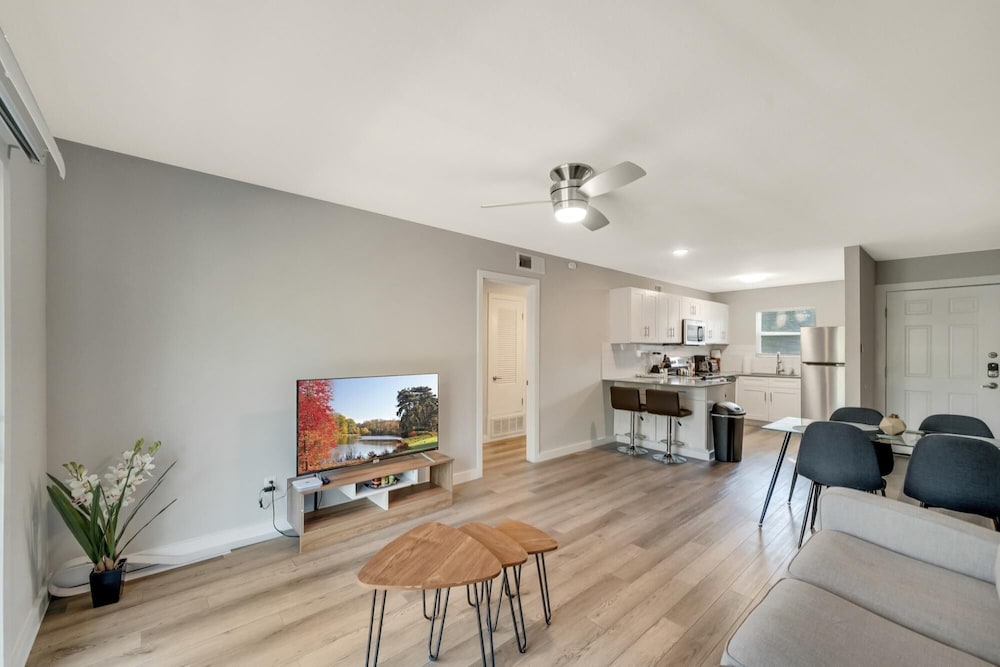 Modern 2BR Near UT Hyde Park Evonify - Property Image 32