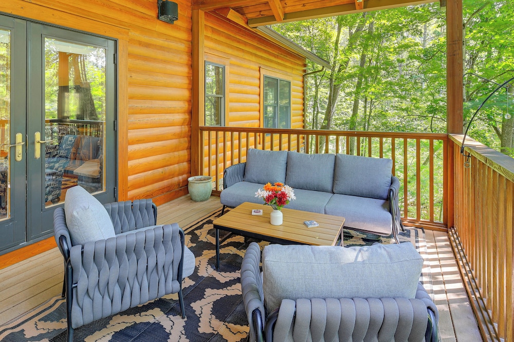 Near Boone-custom Built Cabin: 3 BR 3 BA W/hot Tub