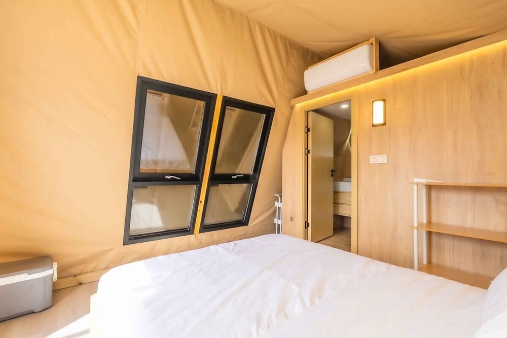 Urban Glamping Oasis: Comfort & Adventure Combined
