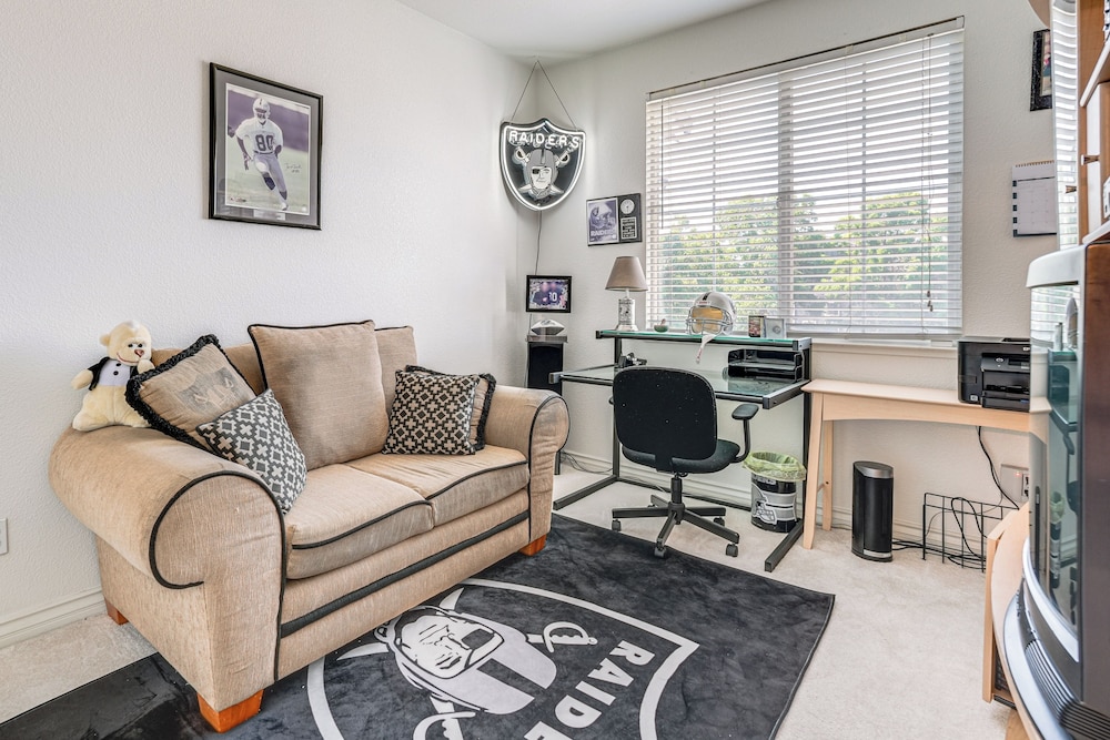 3 Mi to Main St Tracy: Homey Retreat w/ Game Room!