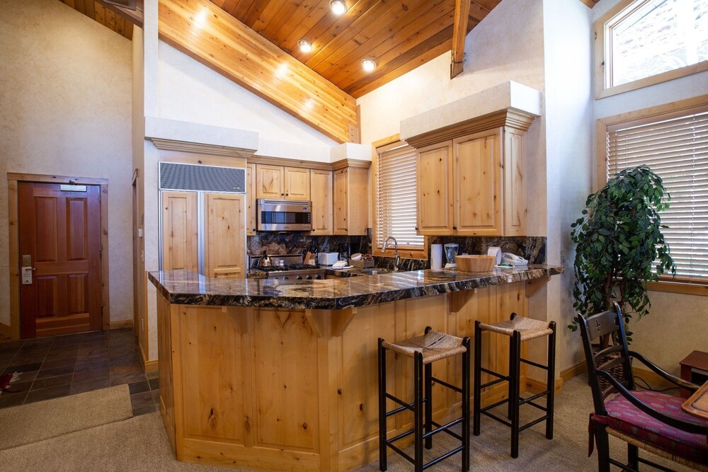 Trail's End Lodge at Deer Valley Resort - One Bedroom Deluxe Residence with Spa #304 1 Condo