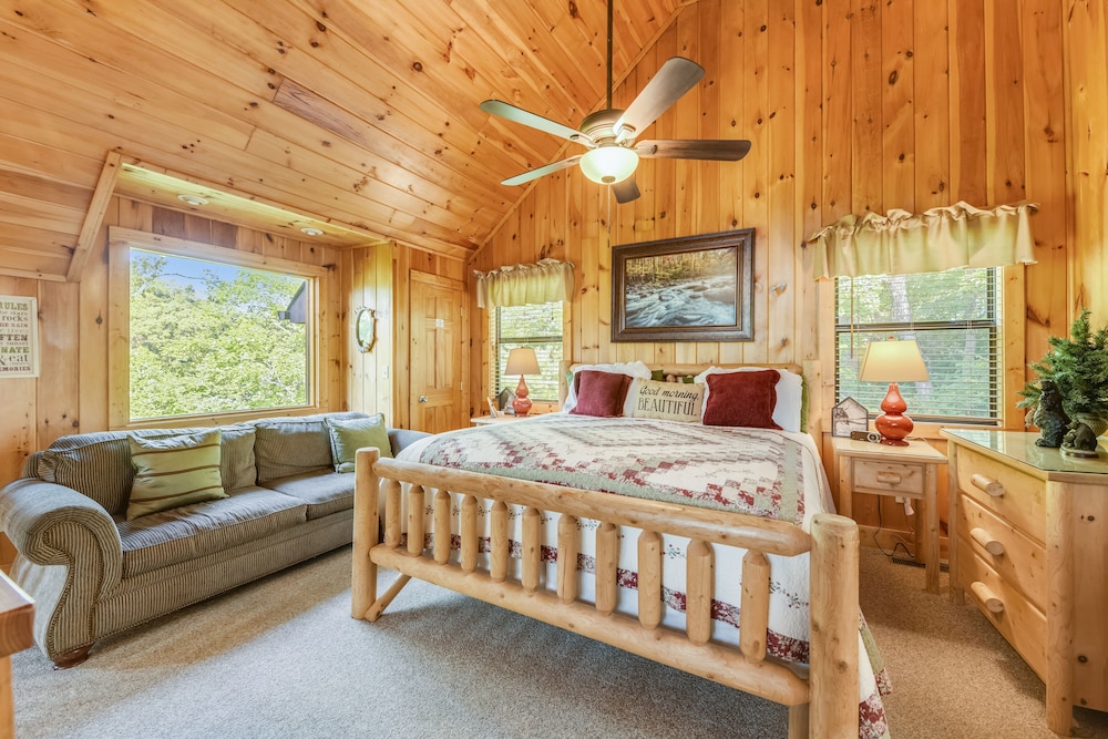 Livin On Mountain Time 4 Bedroom Cabin by RedAwning view 5
