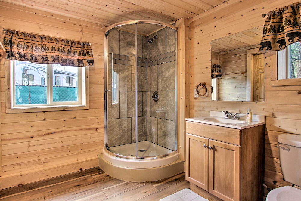 Gatlinburg Cabin: Hot Tub, Deck, Games
