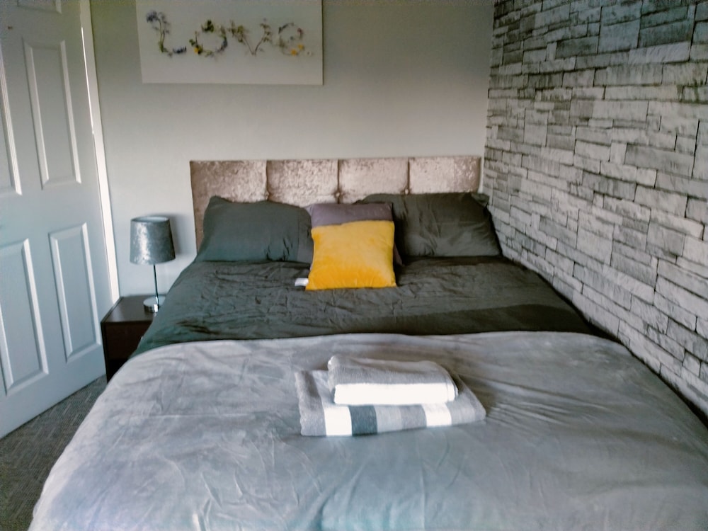 The Nest, an Immaculate 3-bed House in Walsall view 4
