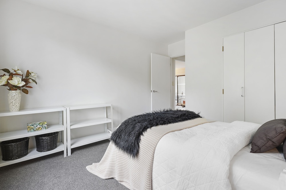 Stylish Central 2BR Apt nr Hospital view 4