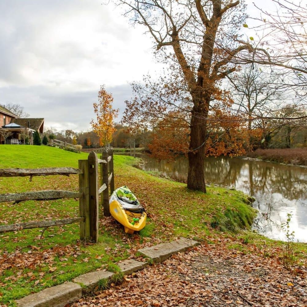 Serene Riverside 6BR Luxury Retreat in Curdridge view 5