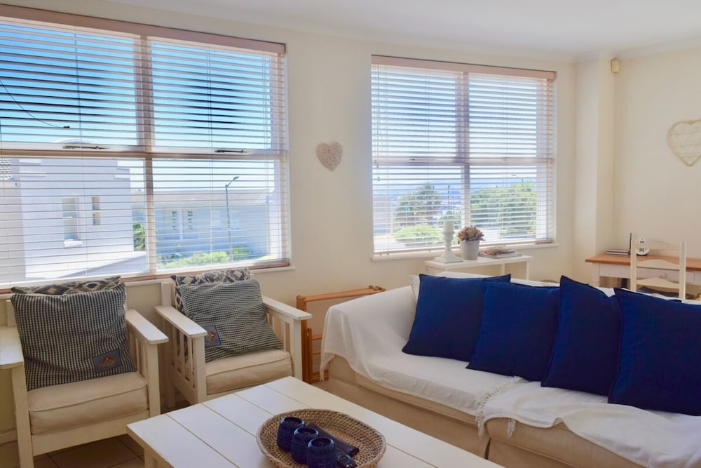 Cozy 2 Bedroom Nestled Under Devils Peak view 2