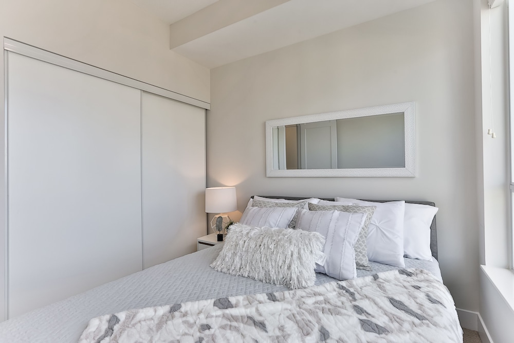 QuickStay - Beautiful Toronto Condo, City Views - Image 3