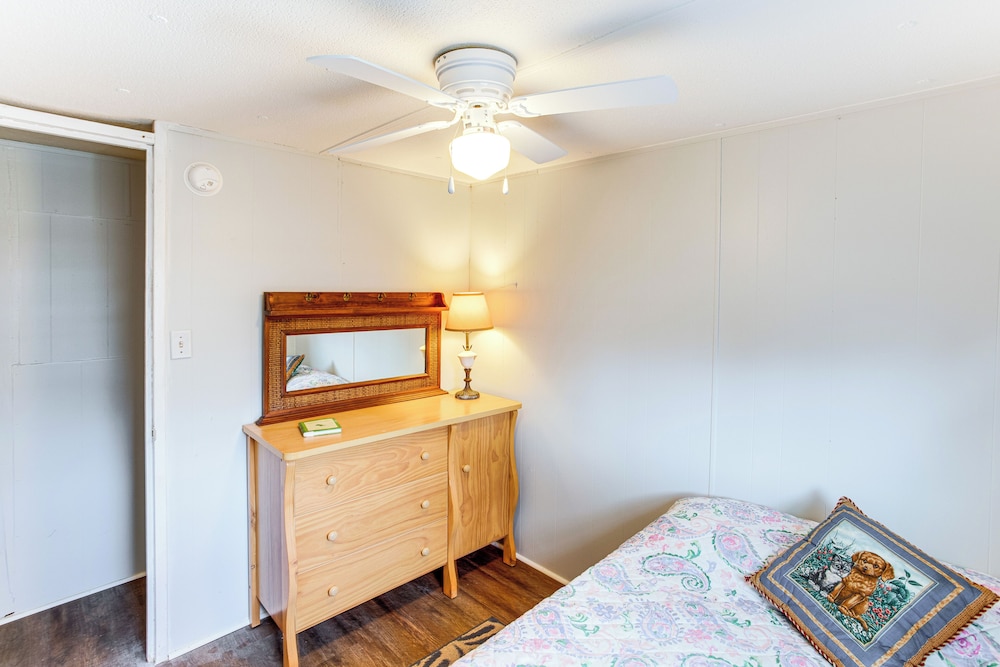1 Mi to Lake Murray: Pet-friendly Home w/ Deck