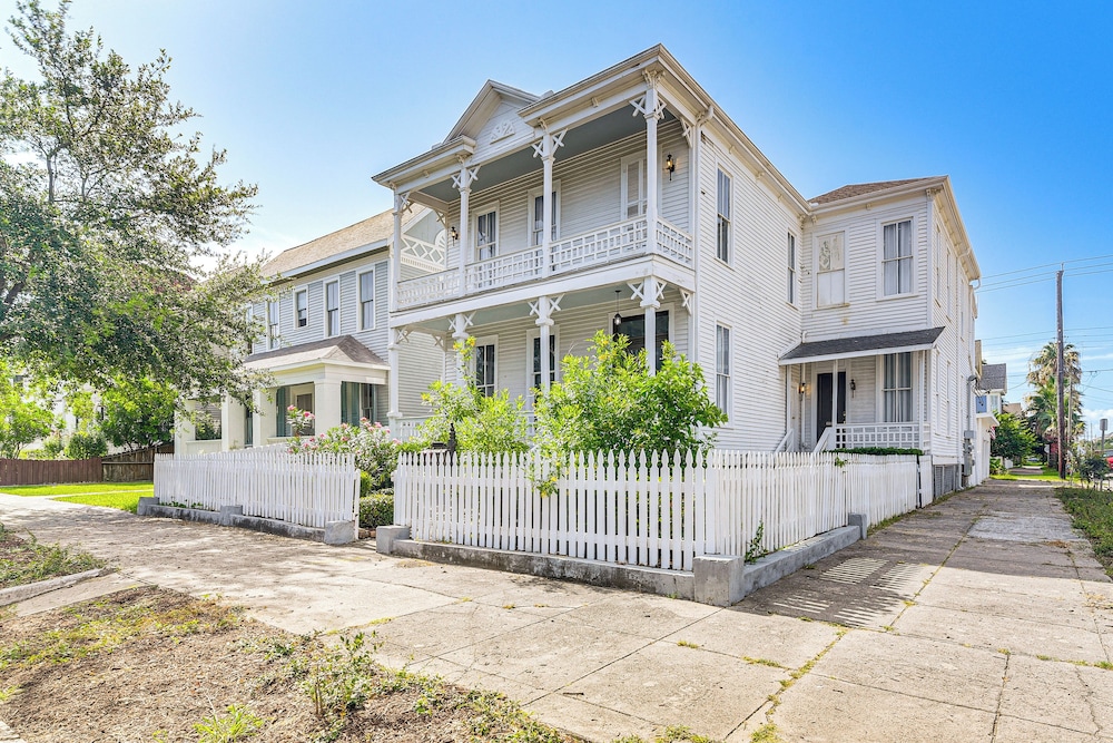 < 1/2 Mi to The Strand: Historic Galveston Apt!