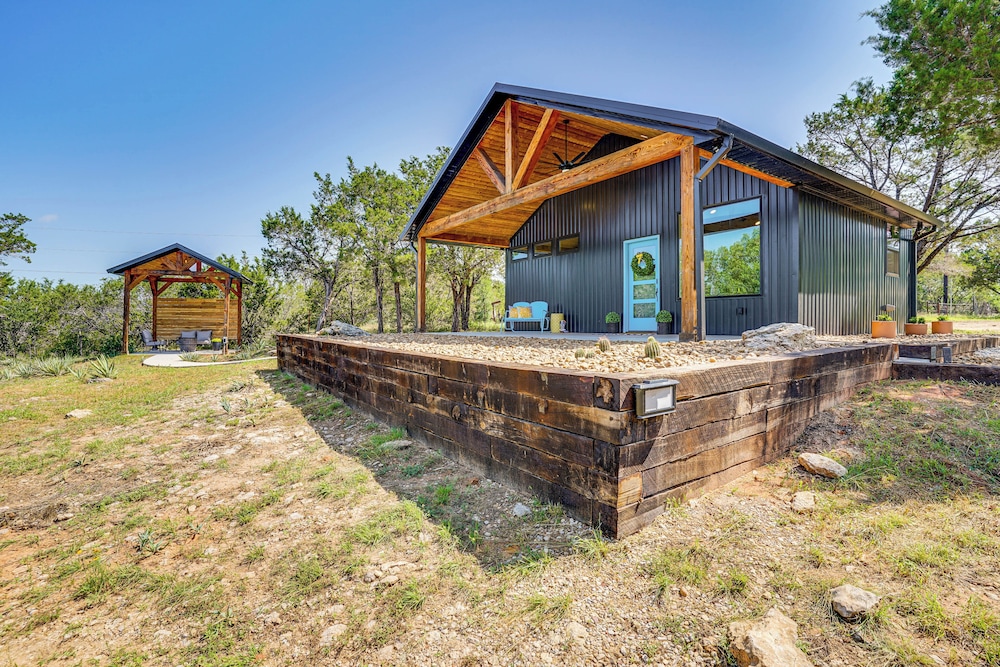 Recently Built Cabin w/ Pavilion in Granbury!
