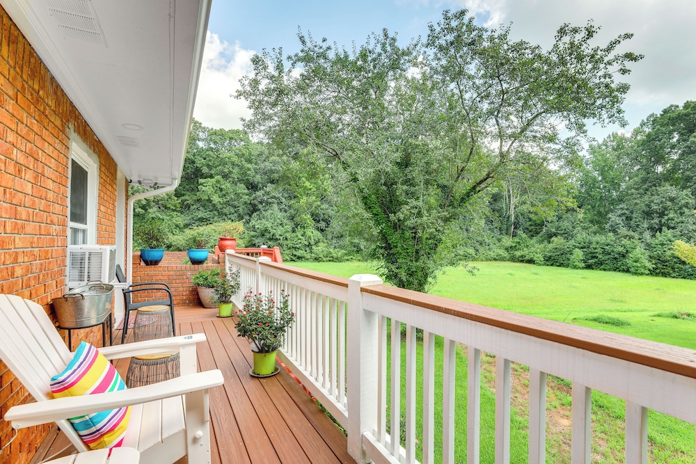 Charming Studio ~ 5 Mi to Stone Mountain Park