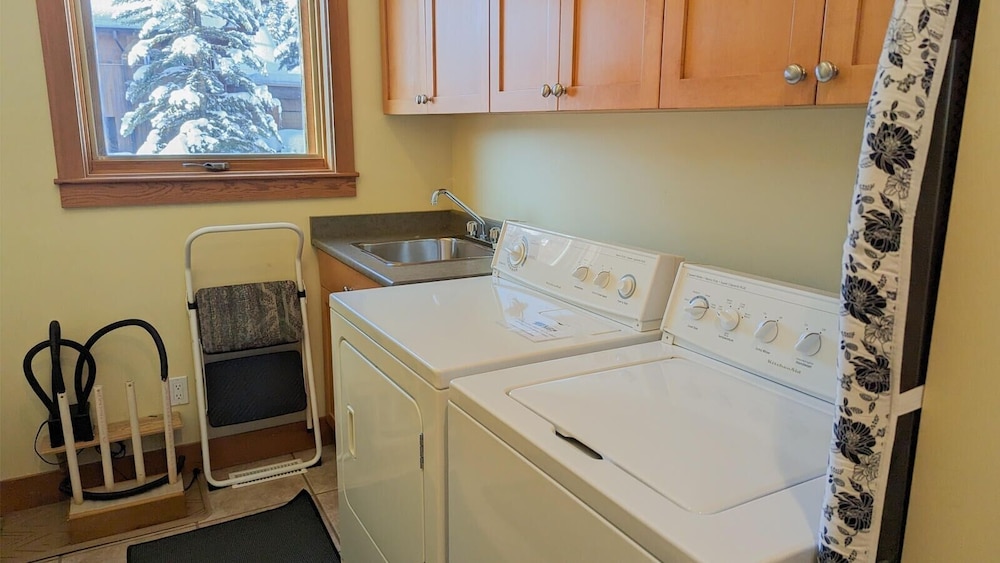 Sun Peaks Vacations - On the Run Chalet - Property Image 11