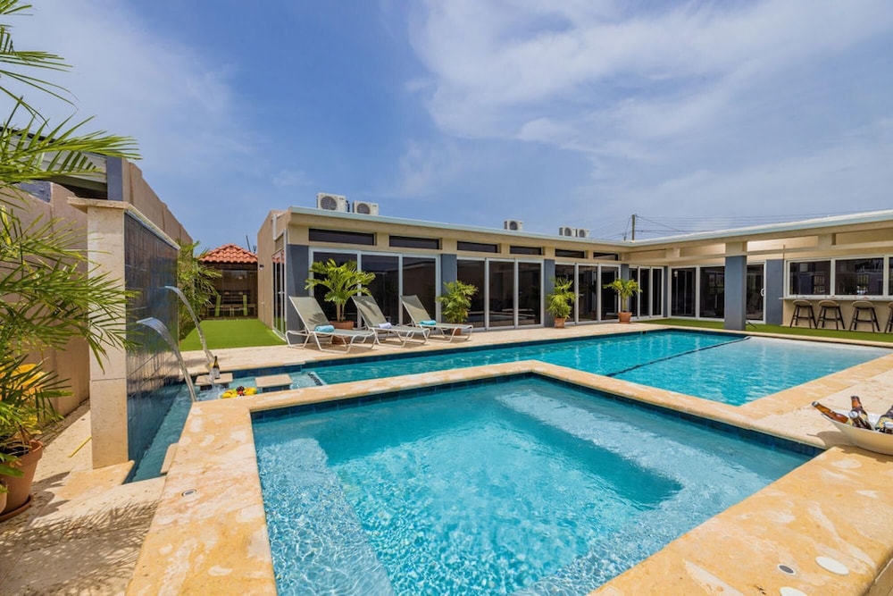 Villa Blue Topaz - Oasis With Pool Hot tub Sauna