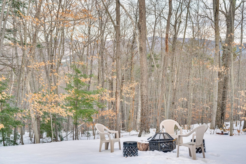 Mtn-view Gem w/ Hot Tub & Fire Pit in North Conway