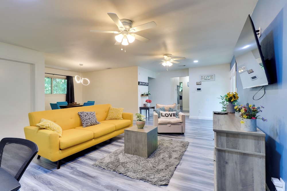 1 Mi to Dtwn + Fenced Yard: Georgetown Getaway!