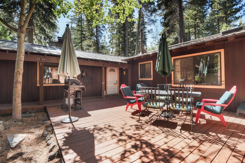 Elm Street Getaway Sleeps 8!
