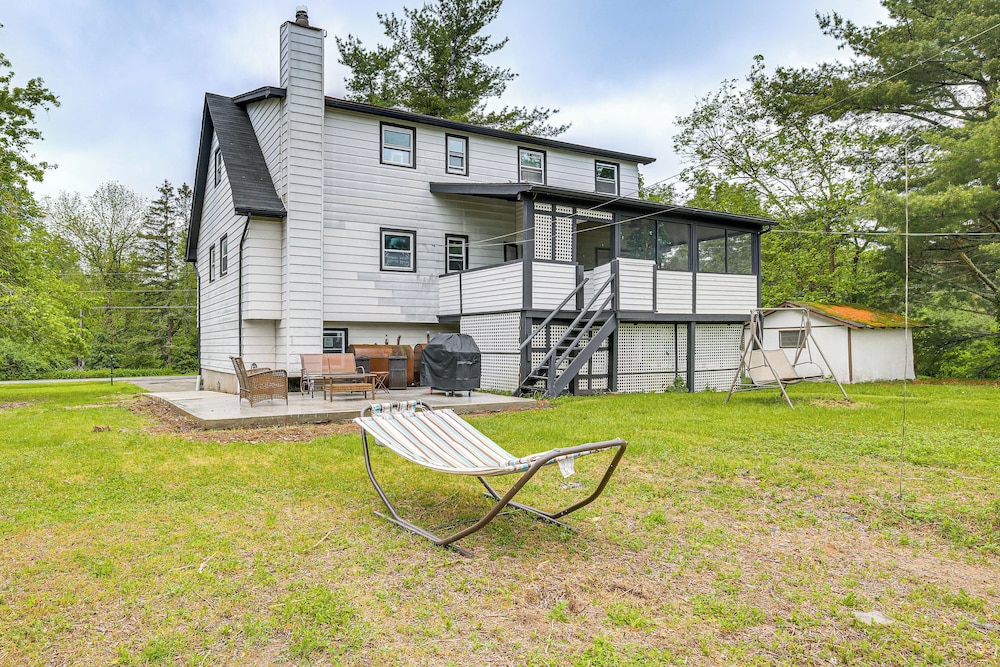 3 Mi to Main St: Modern New Paltz Home