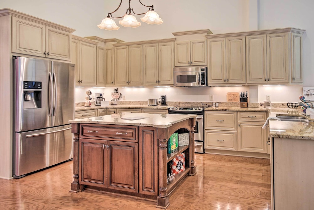 Upscale Home w/ Poker Room < 1 Mi to Golf!