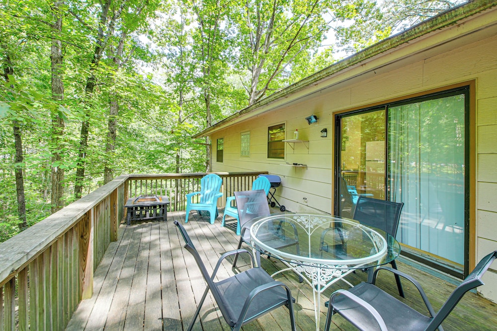 1/2 Mi to Desoto Lake: Hot Springs Village Home