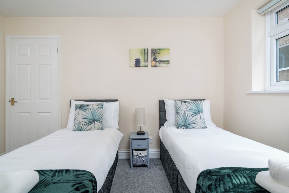 Stylish 2-bedroom Near Redhill Station w/ Parking