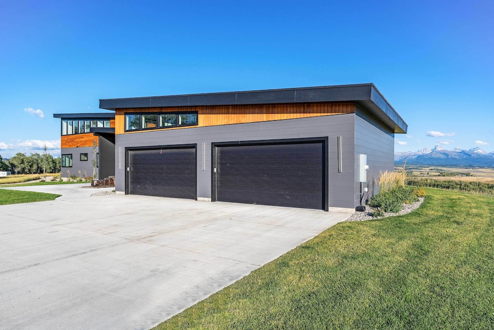 Hot Tub, 23 Mi to Grand Targhee: Luxe Retreat