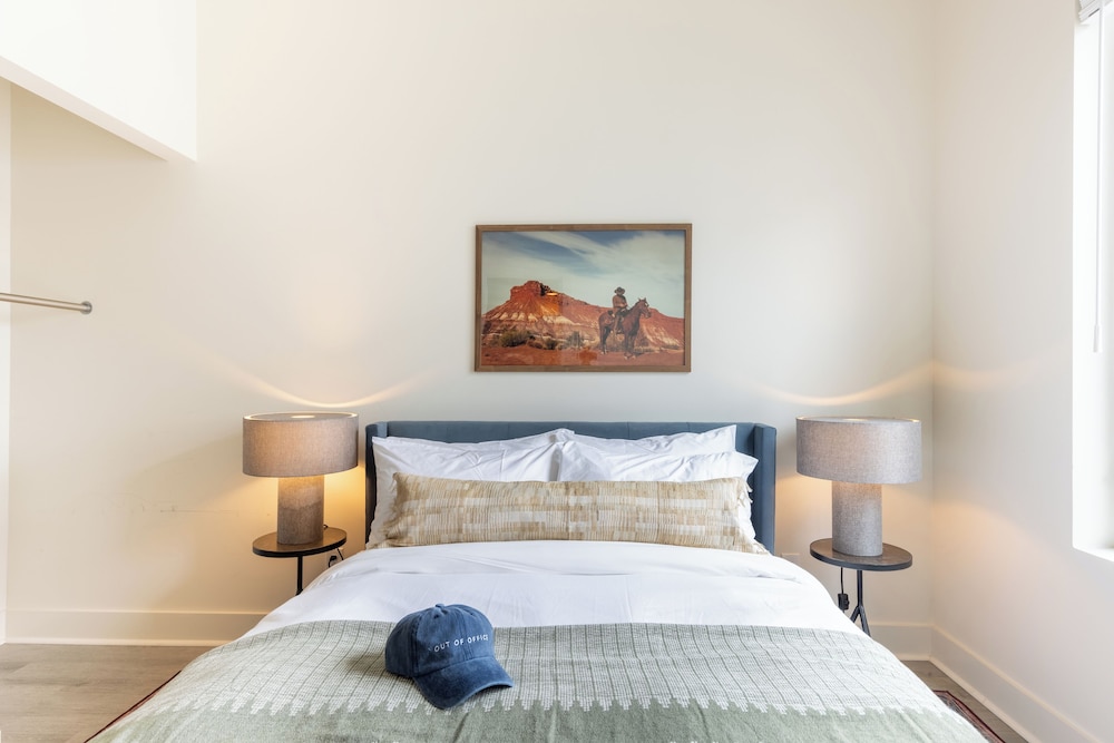 The Outrider by AvantStay Chic Stay Close to Broadway