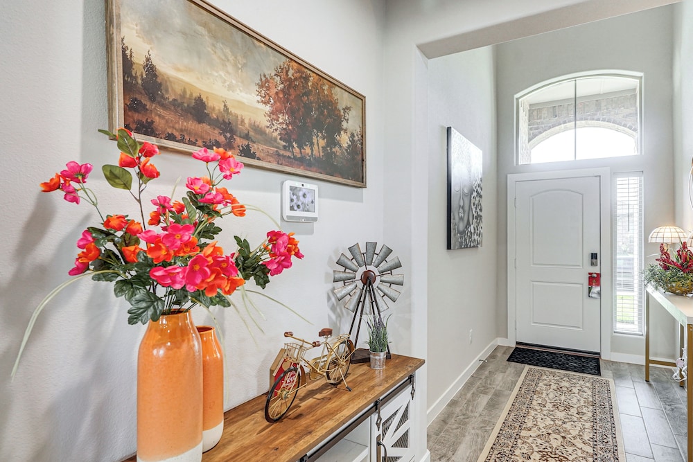 Spacious Family Home w/ Office in Midland-odessa!