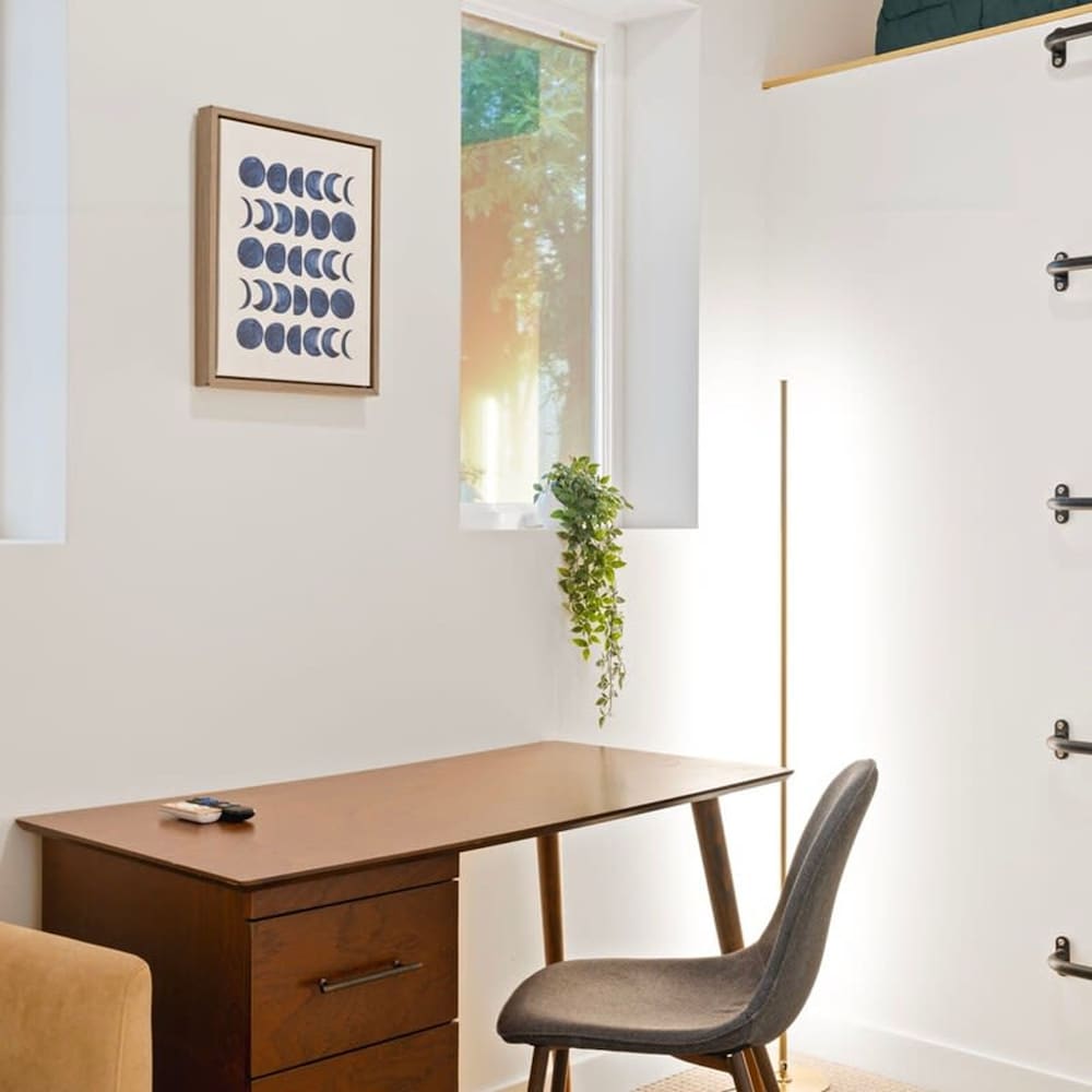Chic 4-bedroom Haven Designer s Dream Home