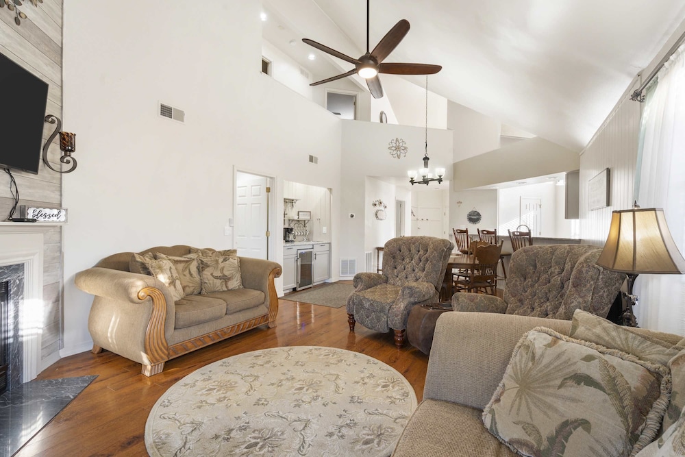 The Cozy Retreat Stay for 10!