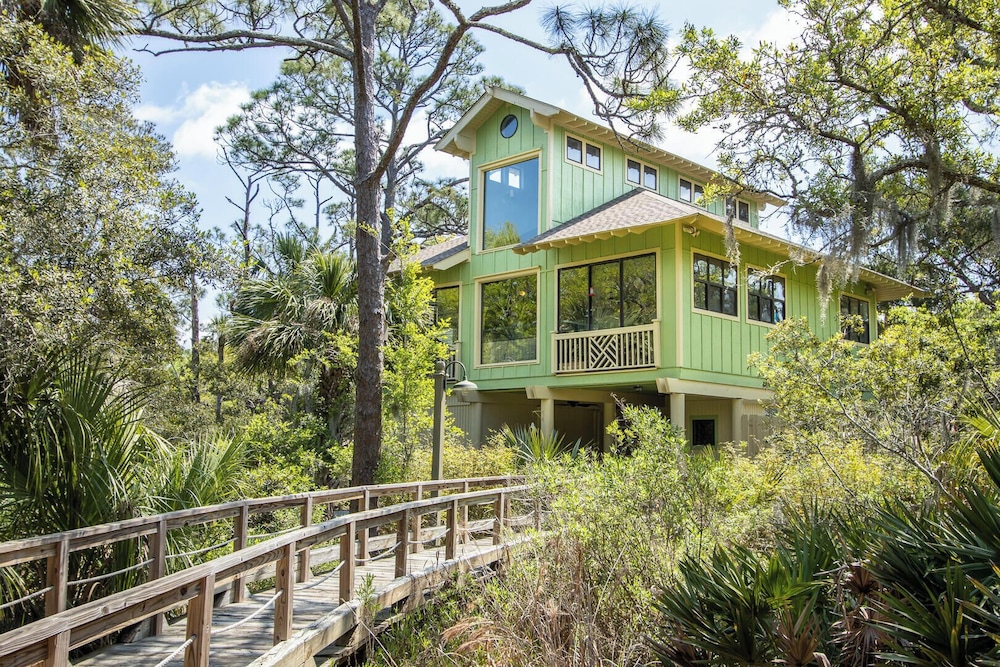 Charming 3-bed, 2-bath Home With Wonderful Views of the Golf Course