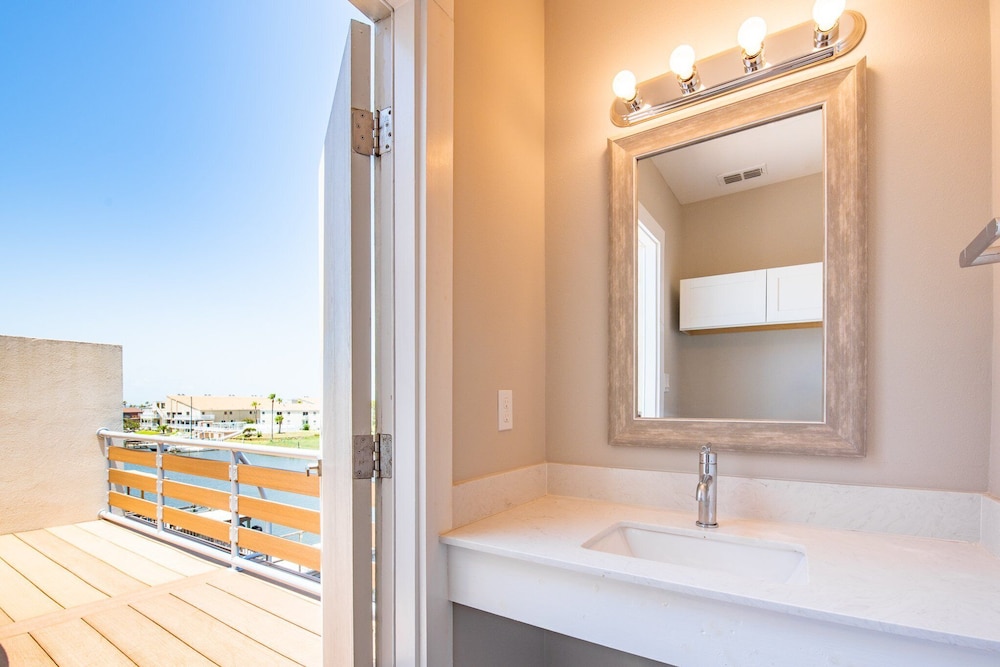 Waterfront Condo With Rooftop + Pool + Boat Slips