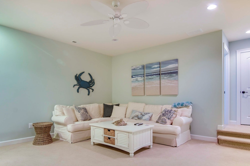 Shuttle to Beach: Ocean View Home w/ Patio