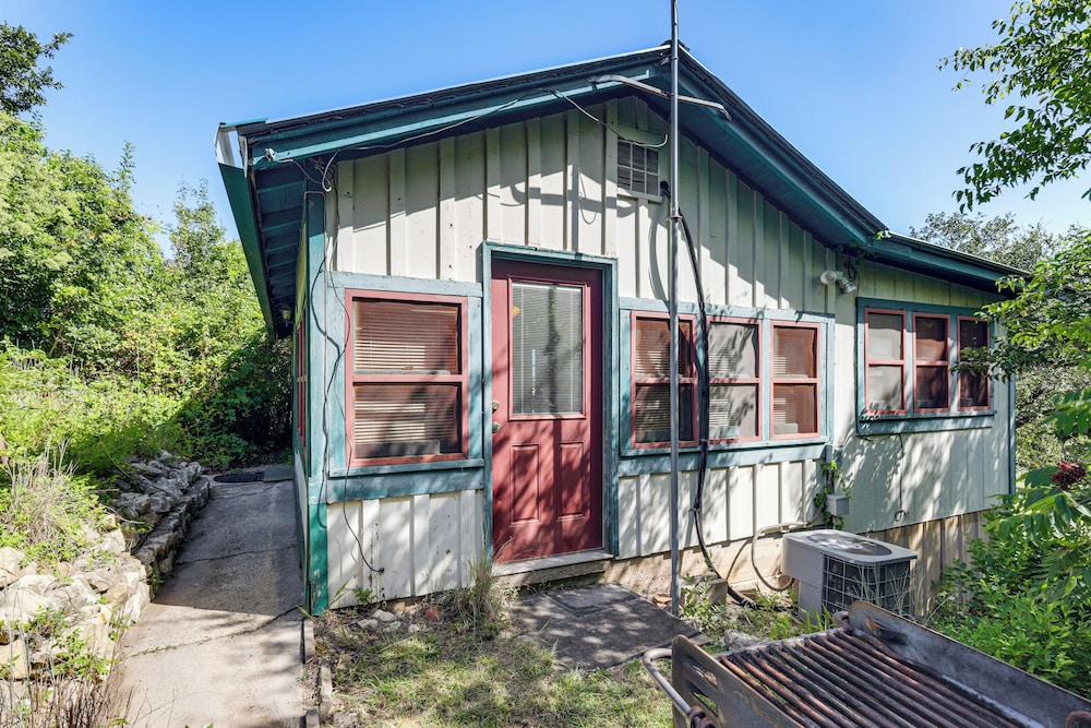 2 Mi to Fishing on Lake Whitney: Cottage w/ Deck