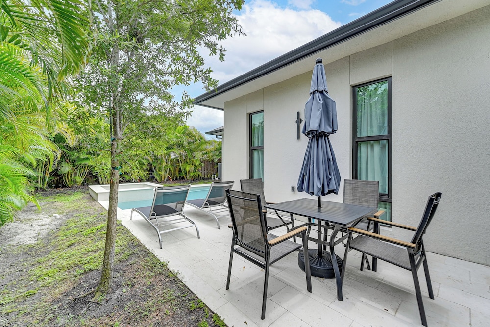 Luxe Outdoor Living: Naples Getaway 2 Mi to Beach!