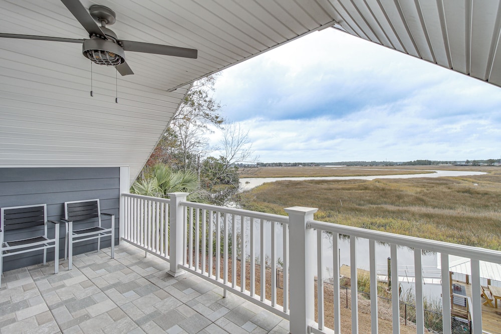 Dock & Fire Pit: Waterfront Midway Retreat!