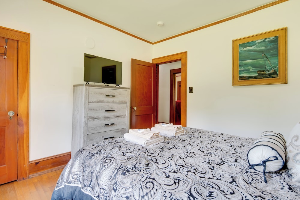 Hike + Explore: Mountain-view Escape in Candler