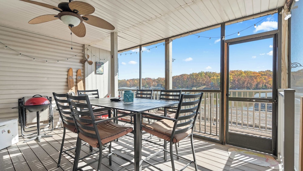 Easy Breezy Lakefront for 6