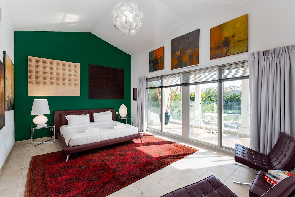 Artsy 4BR DIP Villa w Community Pool Gym