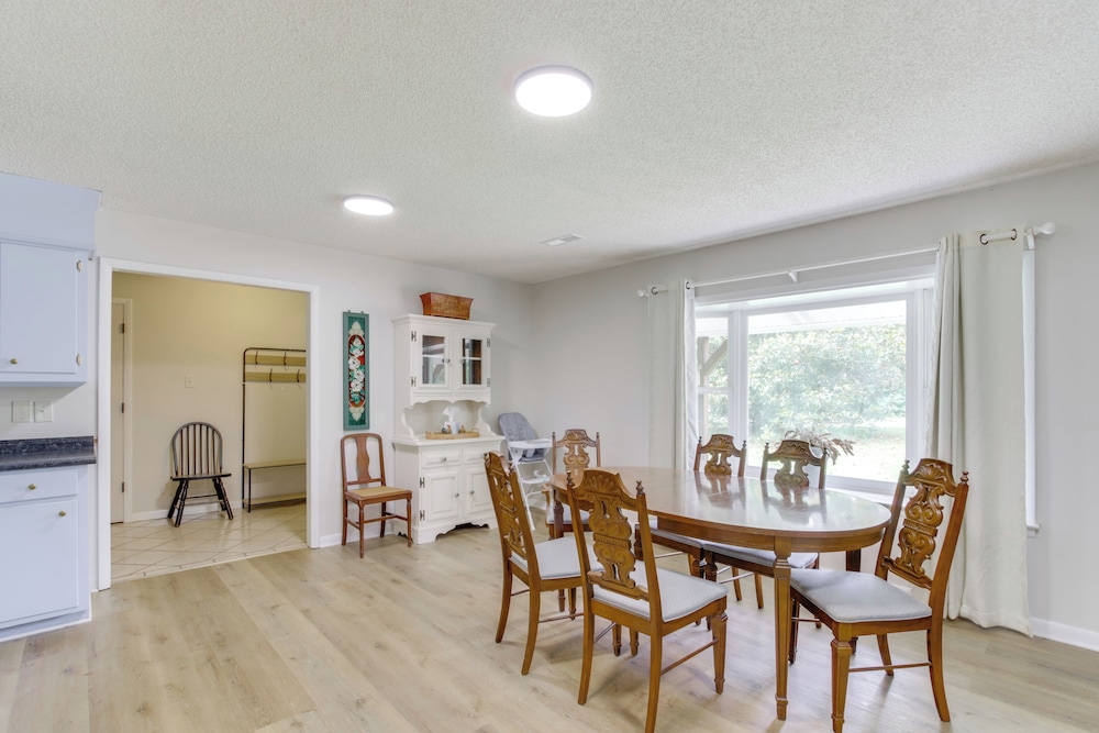 7 Mi to Tennessee River: Home w/ Patio in Florence