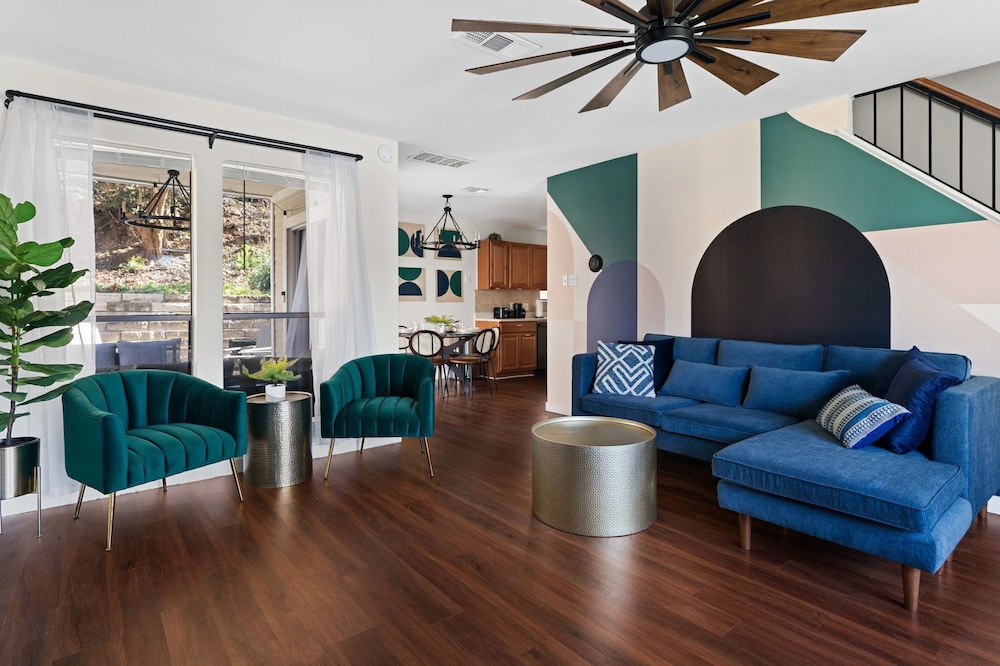Hillside 3BR KingClose to DT Domain Q2