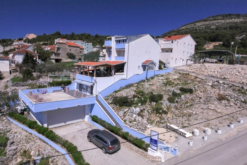 Photo 6