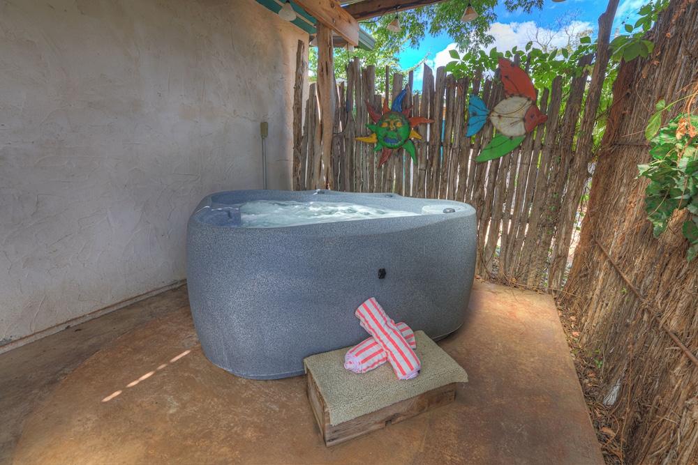 Sonora Casita Hot-tub + Nandina Cottage Hot-tub