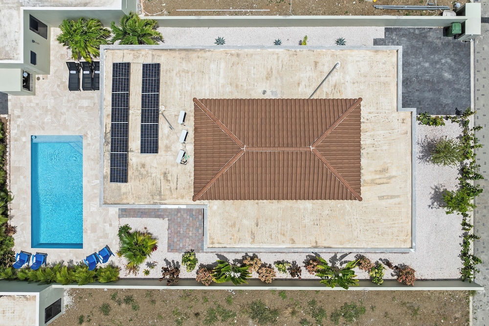Villa Jasmijn with private pool, at Mambo Beach