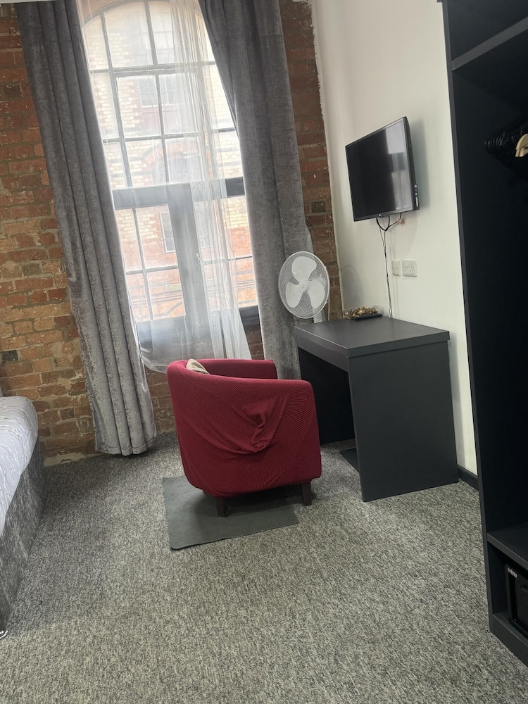 Nottingham Citycentre-studio-free Parking-wifi view 4