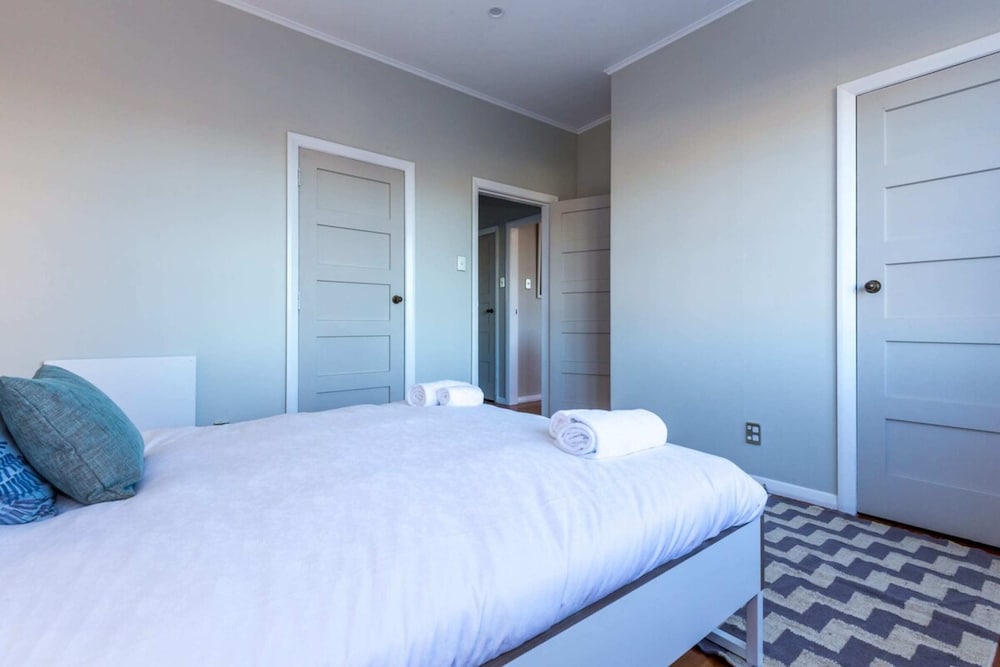 Sunny, Character 2 Bedroom Home - Mission Bay view 2