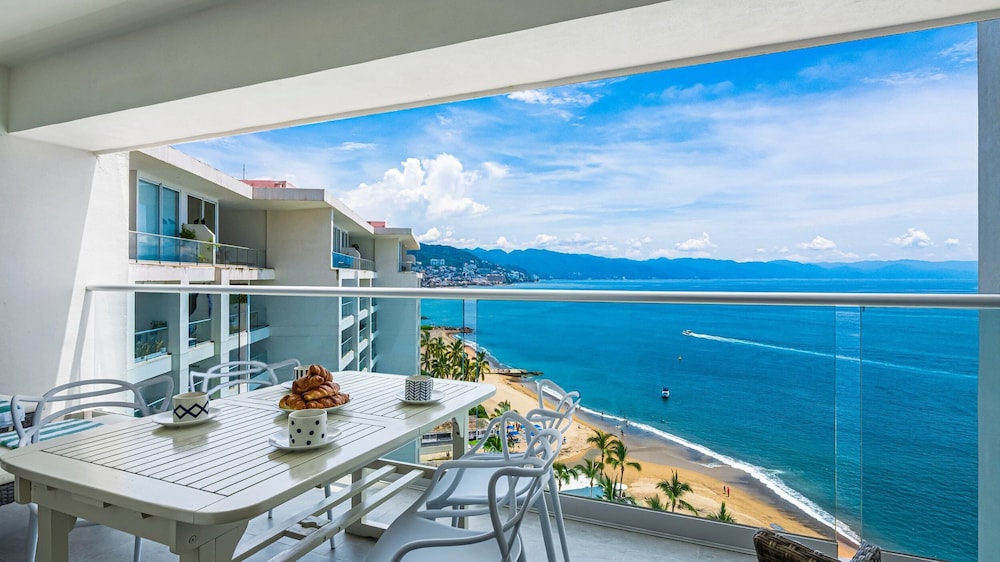 Stylish Beachfront 2BR - Balcony & Pools