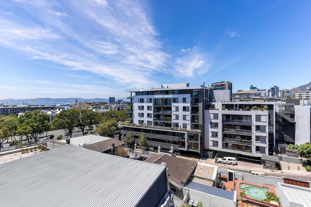 Urban Palette - Modern Artistic Green Point Apt